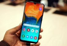 Розпакування Samsung Galaxy A30 в синьому кольорі поруч з Honor 10 Lite