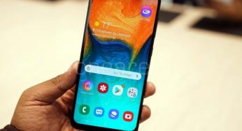 Розпакування Samsung Galaxy A30 в синьому кольорі поруч з Honor 10 Lite