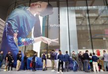 Неймовірно, але факт: AirPods Pro повернули черги в Apple Store