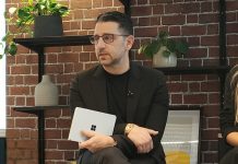 Microsoft поділилася подробицями створення складаного смартфона