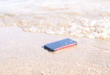 Надміцнмй телефон із захистом IP69K проходить випробування падіннями і водою