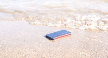 Надміцнмй телефон із захистом IP69K проходить випробування падіннями і водою