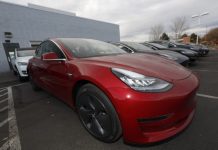 Автомобілі Tesla скоро зможуть розмовляти з пішоходами