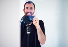 Інженер Google зібрав «розумний» екран, який кожен день показує першу сторінку свіжої газети