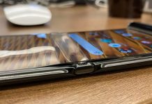 Екран дорогого Motorola Razr “розшарувався” на місці згину всього за тиждень