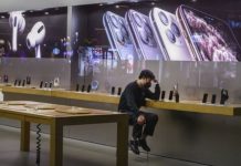 Акції Apple різко впали після фінансового звіту компанії Apple попередила про можливий дефіцит поставок iPhone