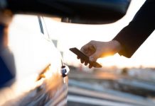 iPhone перетворять на ключі від автомобіля