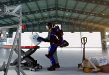 На відео показали роботу людини в повнорозмірному екзоскелеті