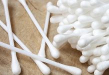 Вчені підтвердили шкоду чистки вух ватними паличками