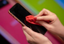 Apple рекомендує протирати iPhone спиртовими серветками