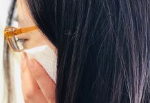 Експерти оцінили можливість життя коронавірусу на волоссі людини