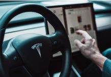 В електромобілях Tesla з’явиться сервіс відеозв’язку