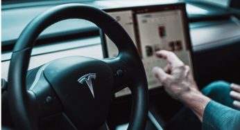 В електромобілях Tesla з’явиться сервіс відеозв’язку