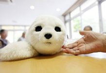 Вчені створили робота-тюленя, який робить людей щасливішими