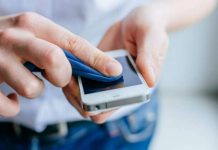 Експерт розкрив правила дезінфекції смартфона