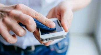 Експерт розкрив правила дезінфекції смартфона