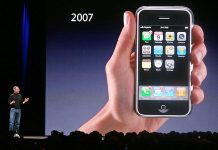 Показані фотографії виробництва першого iPhone в 2007 році